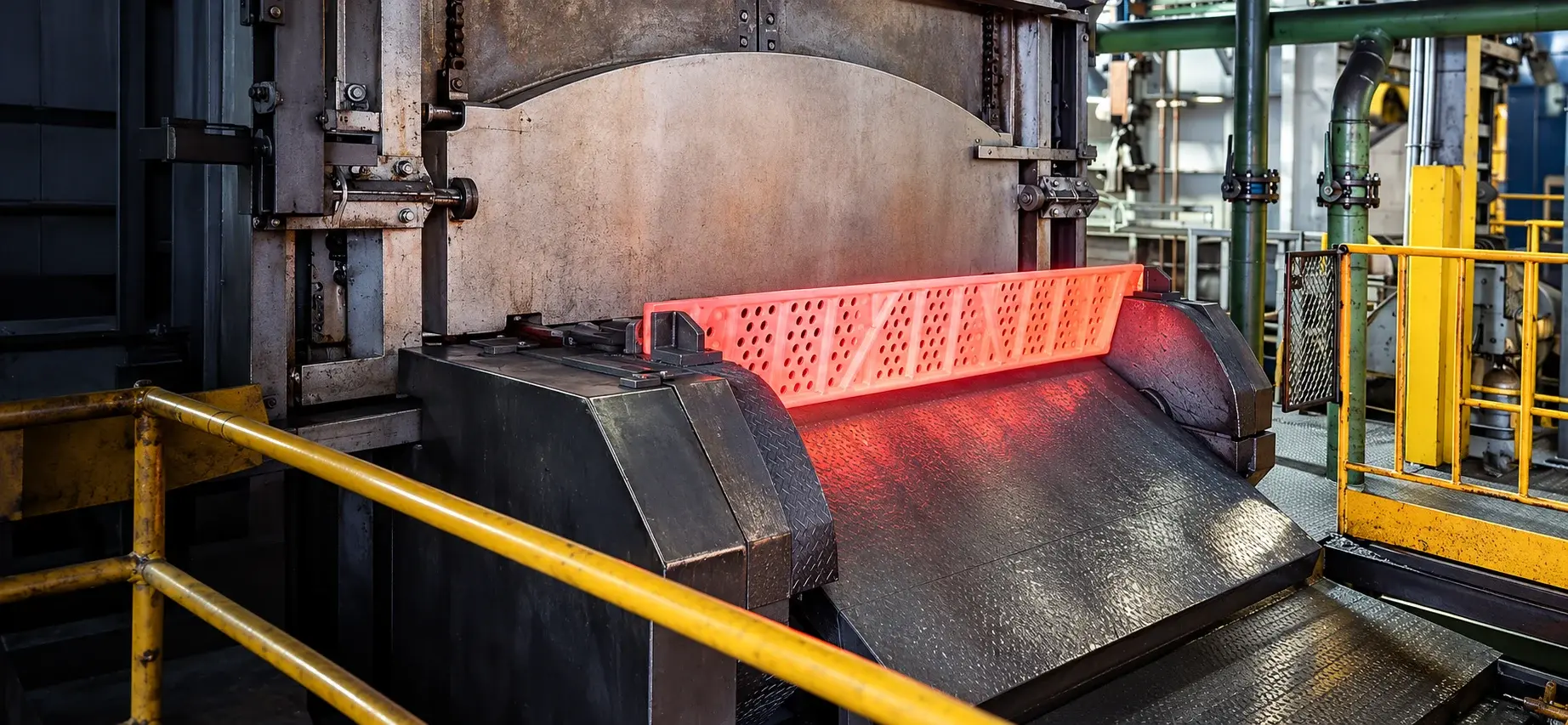 Componente de aço incandescente em forno industrial de tratamento térmico.