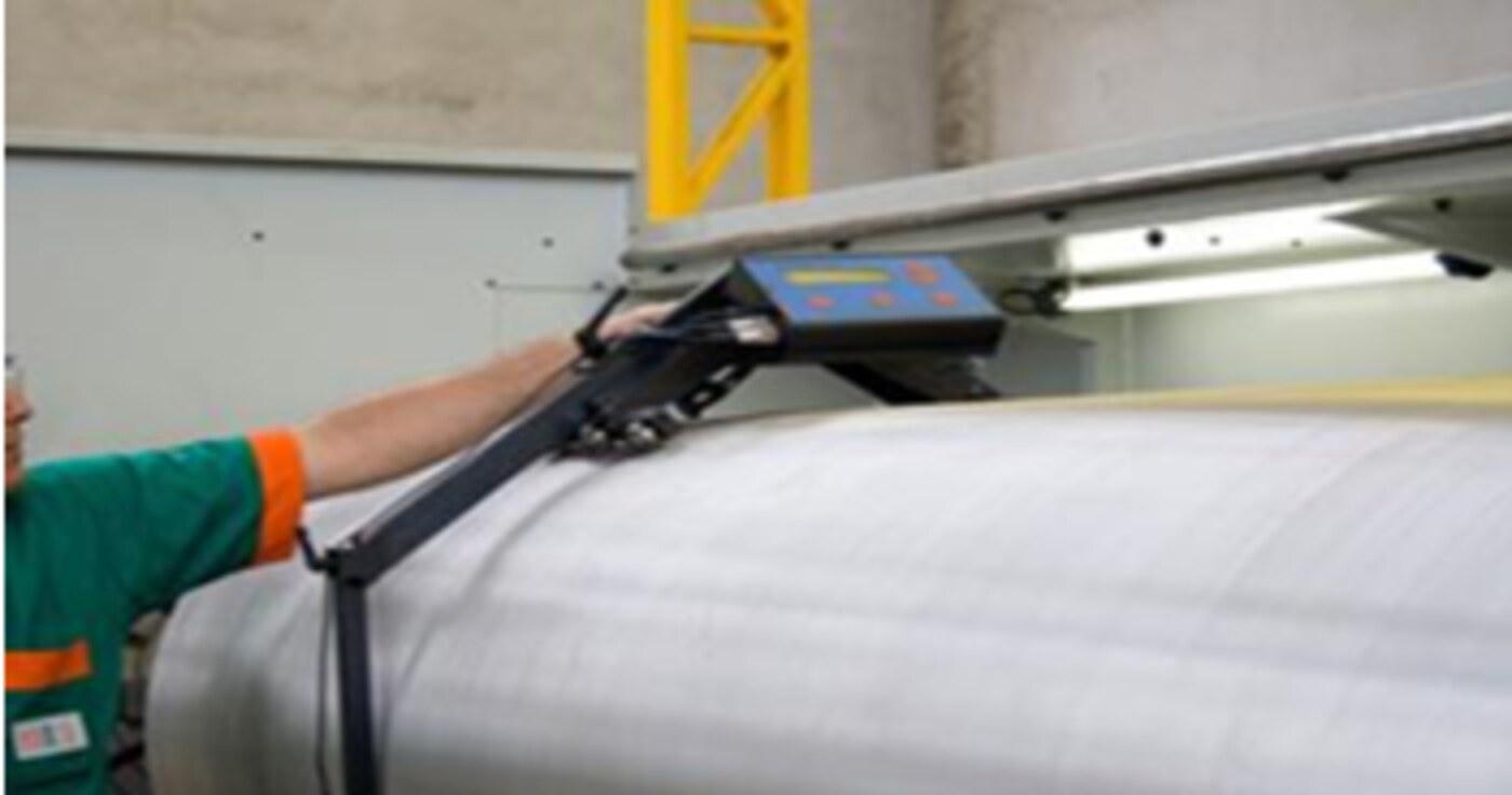 Perfilômetro Rollprof realizando a medição de um rolo industrial