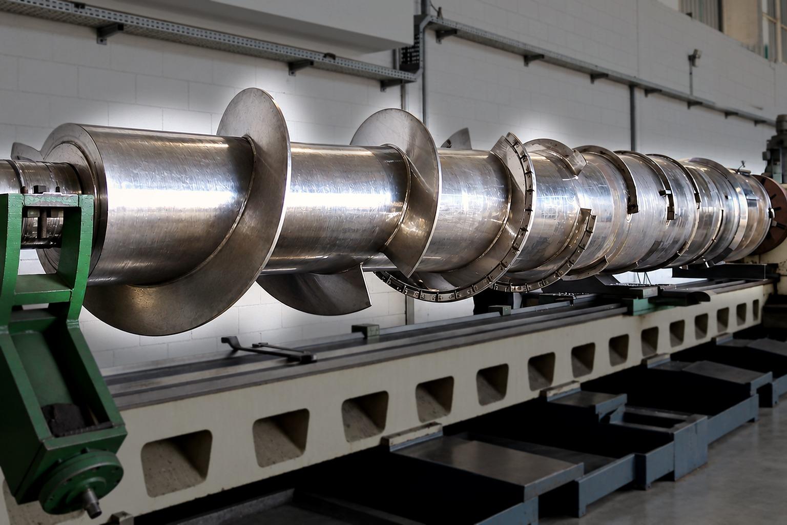 Peça cilíndrica de aço inox com aletas helicoidais em uma máquina de usinagem na fábrica da Aceros