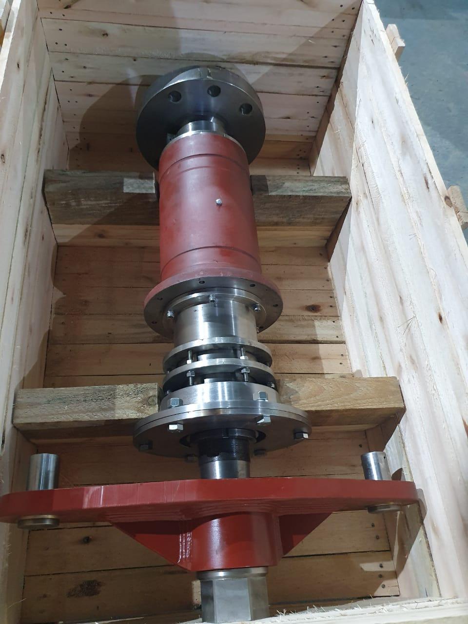 Flange naval sendo inspecionado.