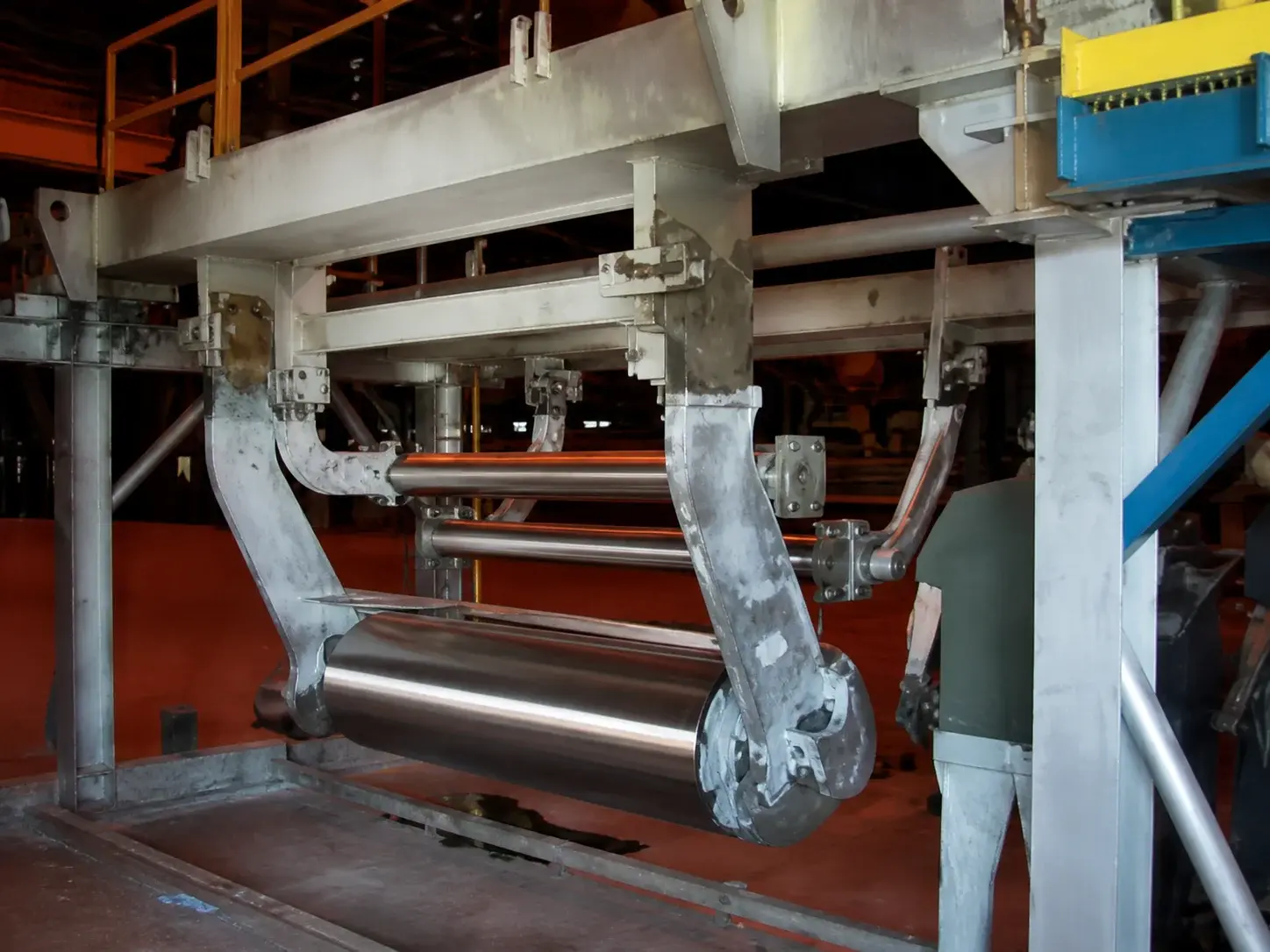 Conjunto Sink Roll instalado em linha industrial de galvanização